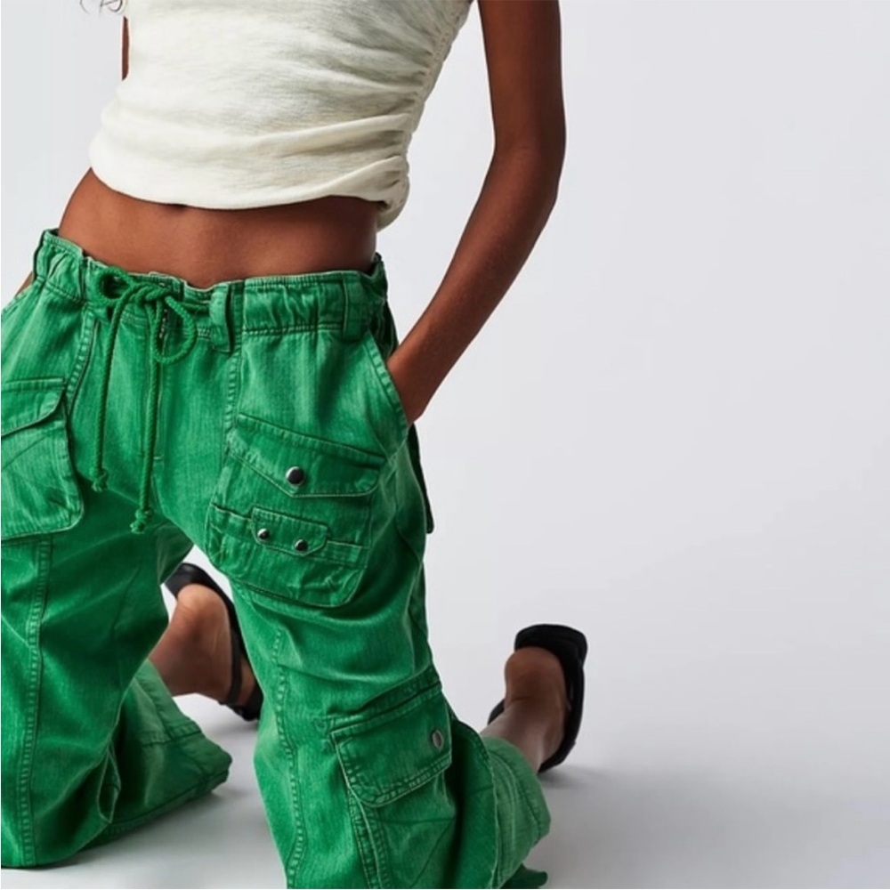 Free People Vibrant Green Cropped Tahiti Cargo Pants - Picture 5 of 9
